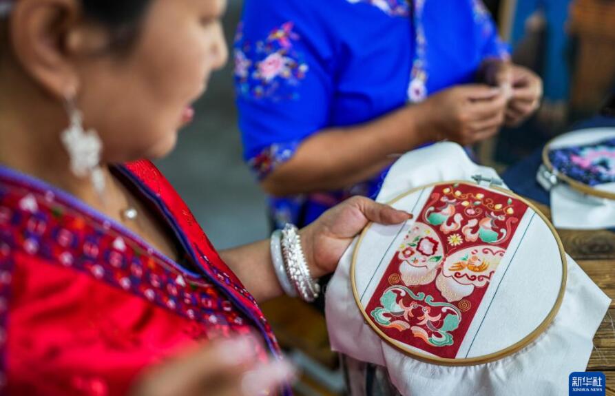 苗族绣娘龙禄颖：巧手