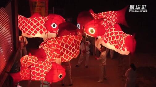 安徽歙县：鱼灯游曳江