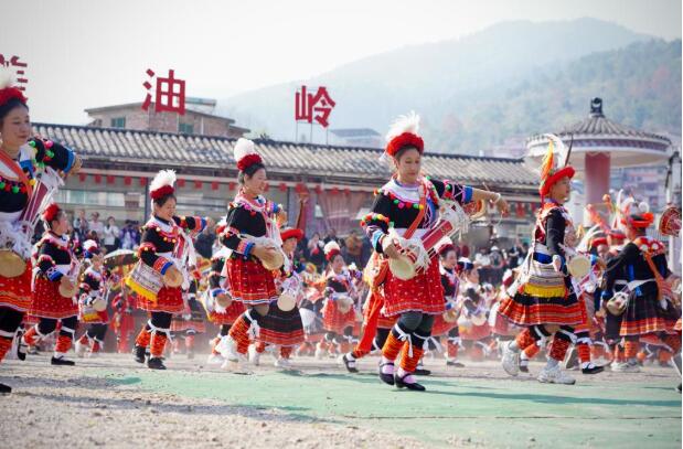 特写：长鼓声声绕瑶寨