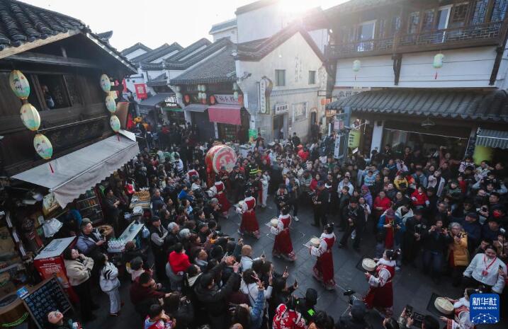 浙江建德：千人长桌宴