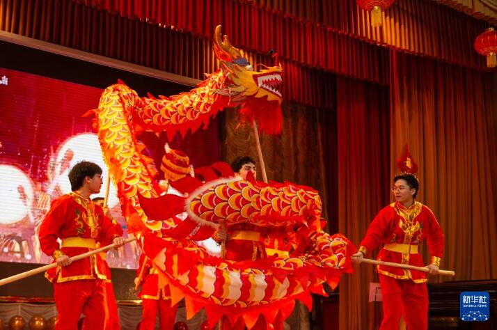 “骏马迎春中阿同心”