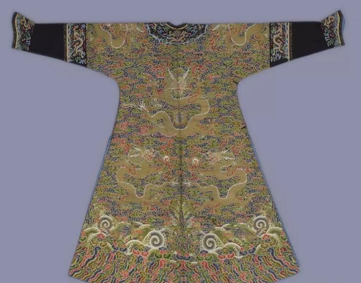 ��Ӻ��������ɫ�����ƽ���ױ����Ů����